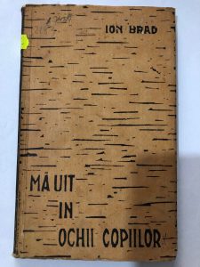 Mă uit îi ochii copiilor